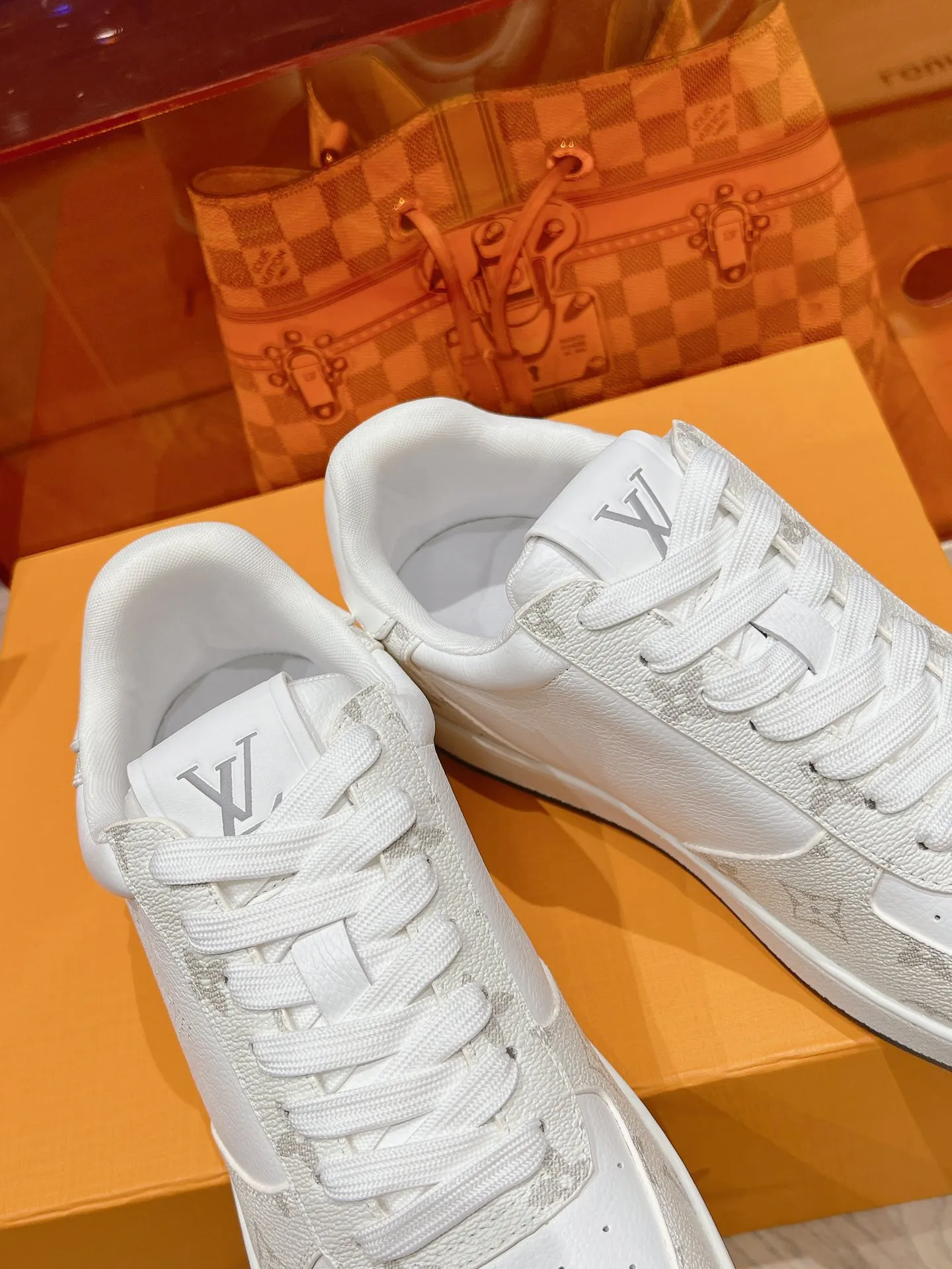 👟👟Ex-factory price 680👟👟 LV new white shoes men's letter series letter color matching pure cowhide 3D printed breathable holes men's casual business travel shoes👟full of comfort Size number: 39-45